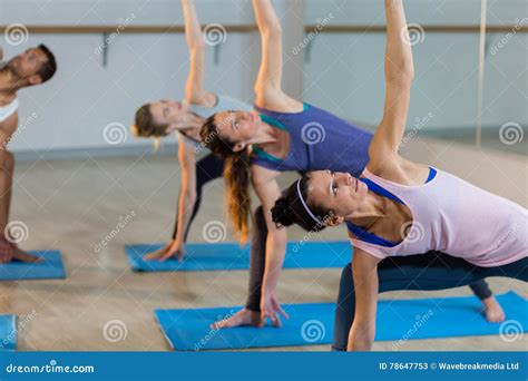 danzatori che eseguono un esercizio di gruppo in sincronia