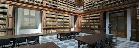 l'interno di una biblioteca universitaria classica con scaffali pieni di codici antichi