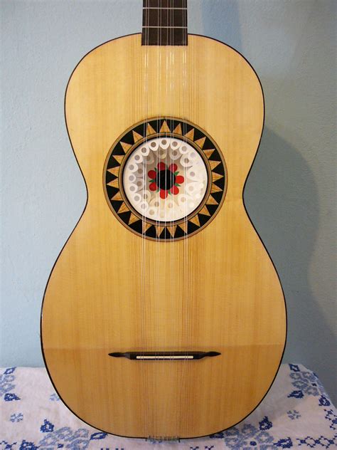 Musicista folk con chitarra battente