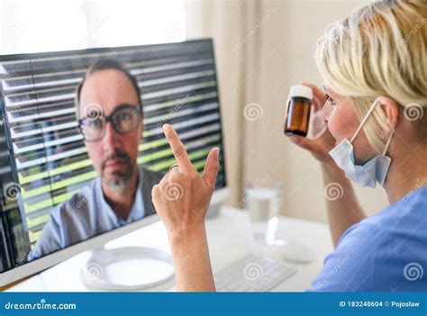 Donna che parla con un medico tramite videochiamata