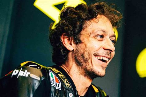Valentino Rossi in una posa iconica in pista