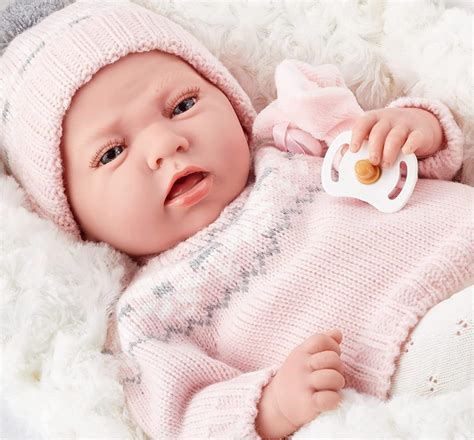 primo piano di una bambola reborn con ciuccio realistico in un ambiente accogliente