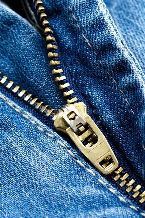 Dettaglio ravvicinato di una cerniera di alta qualità su tessuto in pile