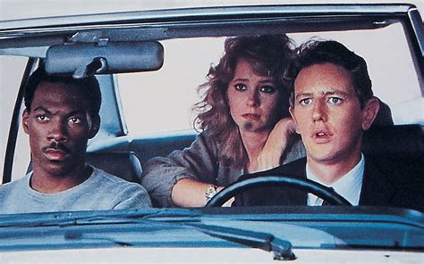 Locandina simbolica di un film commedia anni '80 che richiama lo stile grafico del periodo