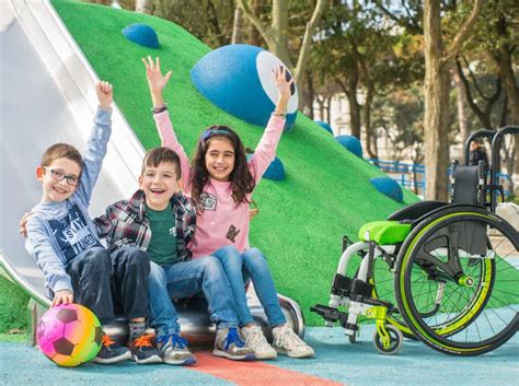 Bambini con e senza disabilità che giocano insieme