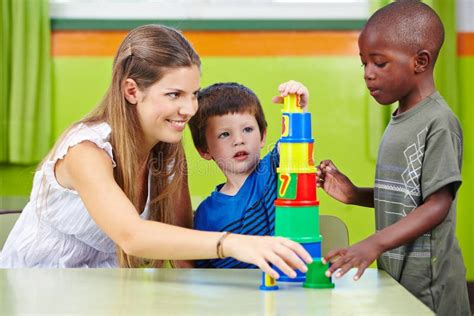 Educatore che gioca con bambini