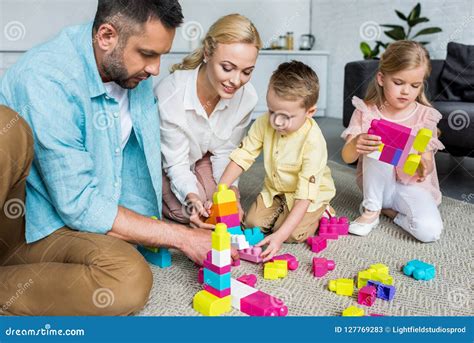 Genitori che giocano con i figli