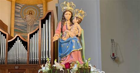 Bambini e mamme davanti alla grotta della Madonna