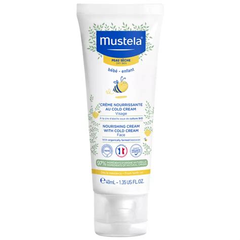 Bambino con pelle sensibile che fa il bagno con Mustela Stelatria