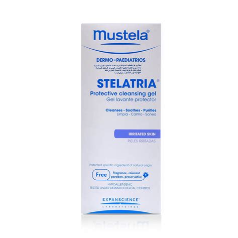 Mani che applicano delicatamente il gel Mustela Stelatria sulla pelle del bambino