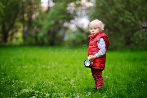 bambino che gioca all'aperto in primavera con giacca leggera