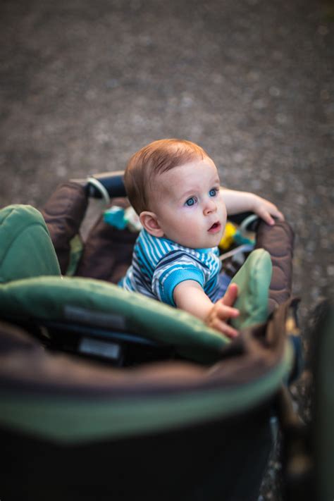 Bambino in un passeggino ben protetto in un ambiente invernale