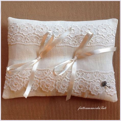 Bambini vestiti elegantemente con cuscino portafedi all'altare
