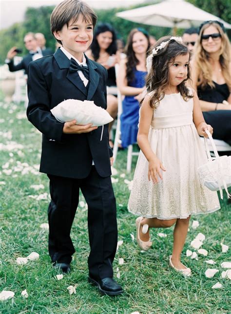 Abbigliamento coordinato di paggetto e damigella durante il matrimonio