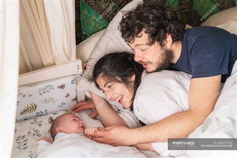 Coppia di genitori che interagiscono con il neonato