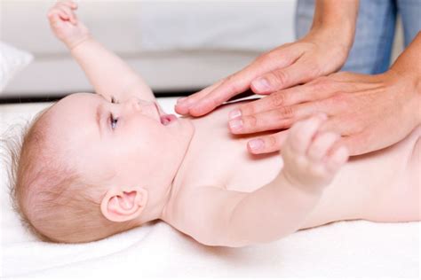 Massaggio neonatale dopo il bagnetto