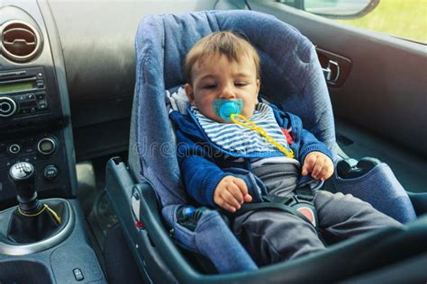 Immagine di un bambino in sicurezza in un seggiolino auto sul sedile posteriore di un veicolo, in posizione centrale