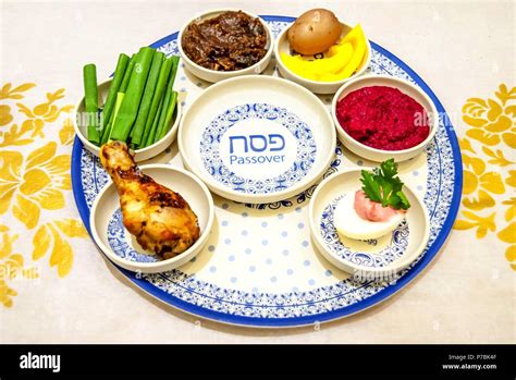 Tavola del Seder pasquale ebraico con i suoi simboli
