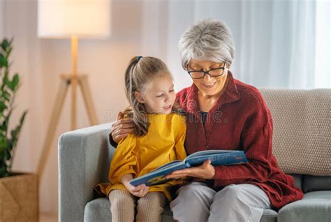 Illustrazione poetica di una nonna che legge un libro al nipote in un ambiente domestico accogliente
