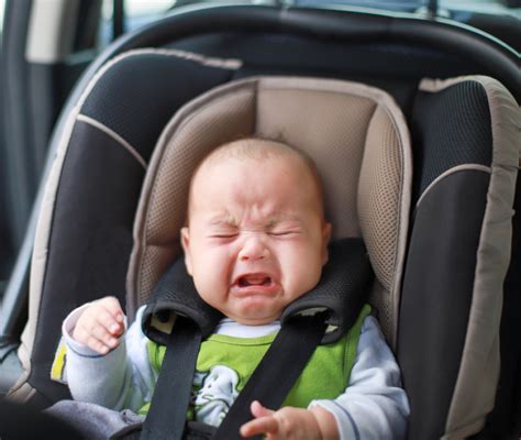 Bambino in seggiolino auto che piange
