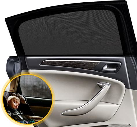 Interno auto con tendine parasole e seggiolino
