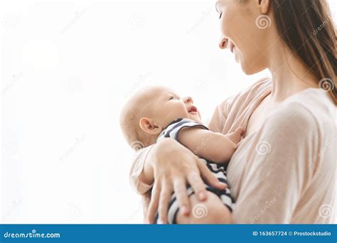 Neonato tra le braccia della madre