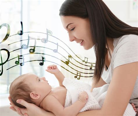 Madre che culla un neonato mentre canta