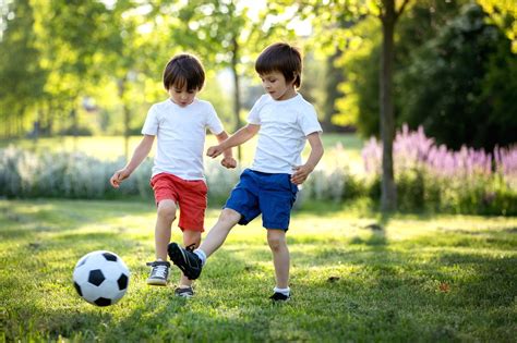 Bambini che giocano e si spintonano