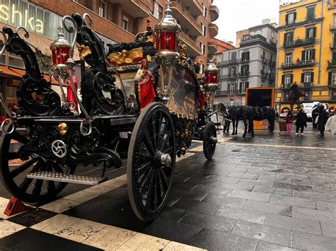 Carrozza storica e una persona che vende cioccolato