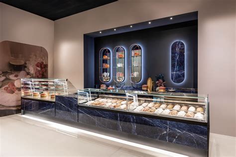 Vetrina di una pasticceria con cioccolatini