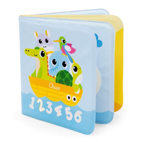 Bambino che gioca con un libro da bagno colorato