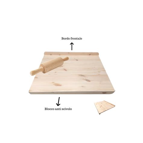 Preparazione manuale dell'impasto per biscotti su una spianatoia in legno