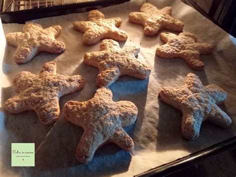 Biscotti a forma di stellina appena sfornati su una teglia