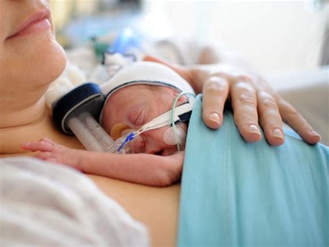 Marsupioterapia con neonato sulla mamma