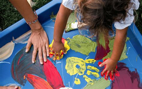 Bambini impegnati in un laboratorio creativo