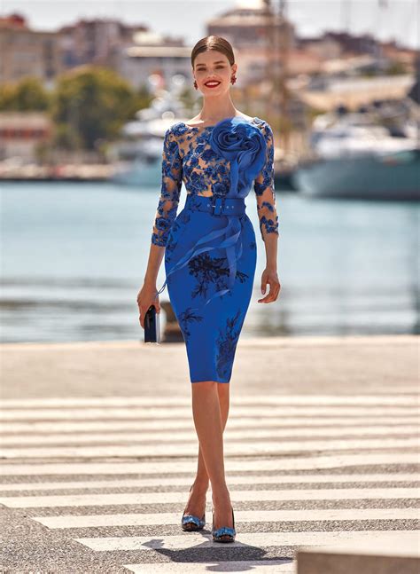Donne che indossano tubini eleganti