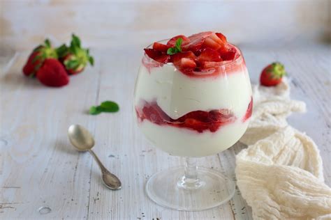 Mousse allo yogurt stratificata in bicchiere