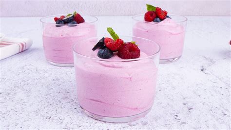 Mousse ai frutti di bosco con decorazioni varie