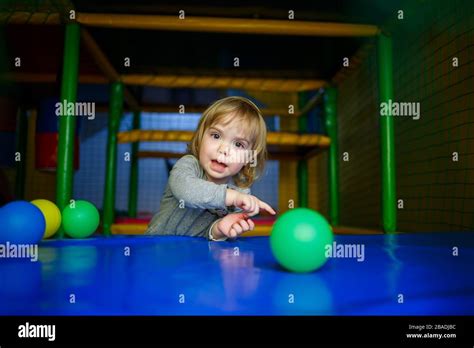 Bambina di 2 anni che gioca