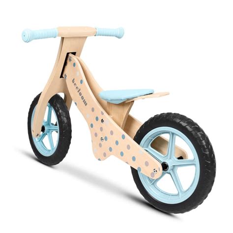 Bambina in bicicletta senza pedali