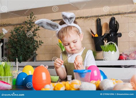 Bambini che aprono un uovo di Pasqua