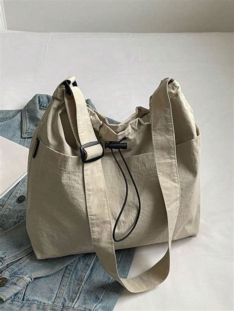 Borsa da mamma alla moda con accessori essenziali