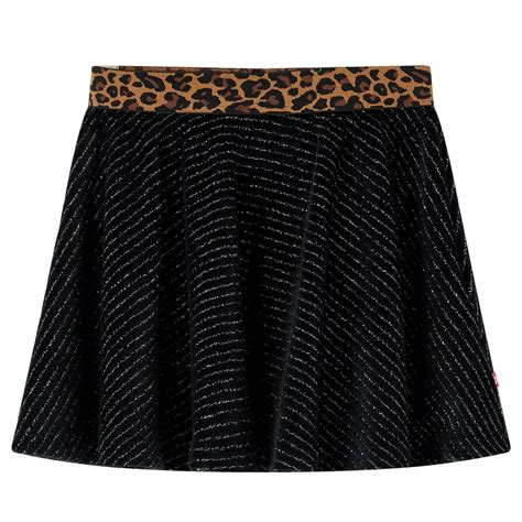 Bambina con gonna leopardata e top neutro