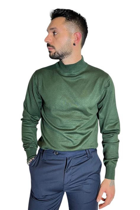 Bambino che indossa un maglioncino verde