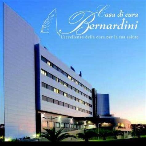 Veduta panoramica dell'ingresso della Casa di Cura Bernardini di Taranto