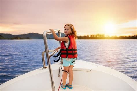 Famiglia che naviga in barca a vela con bambini