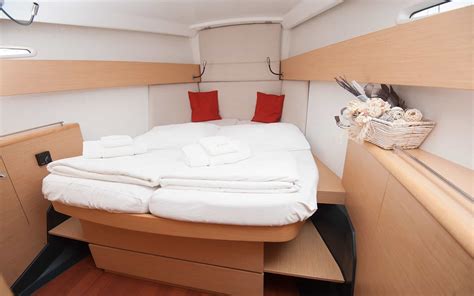 Interno di cabina di barca a vela con cuccette