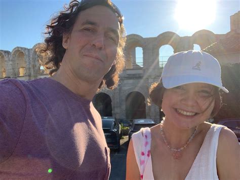 macrofotografia di una pedina vintage che mostra i segni dell'usura e il materiale originale