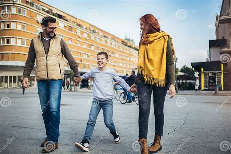 Panorama urbano con genitori che passeggiano con un sistema modulare