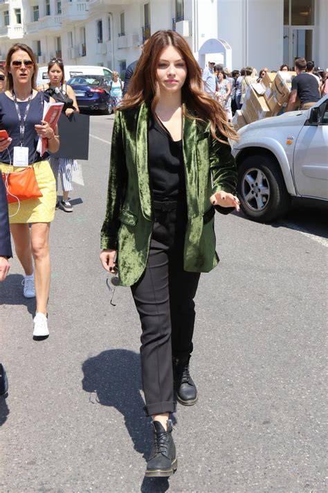 Thylane Blondeau in un look casual e contemporaneo